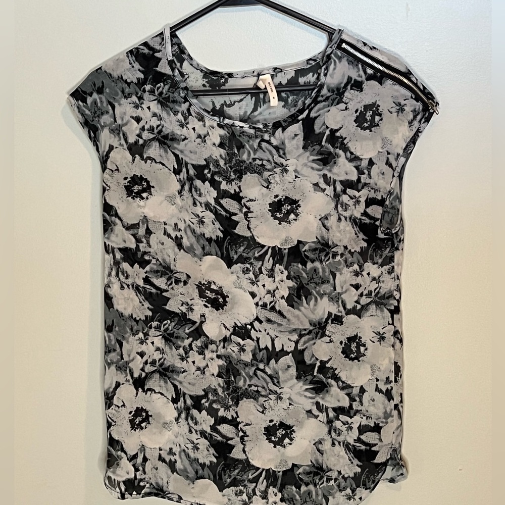 TRUTH NYC Floral Top